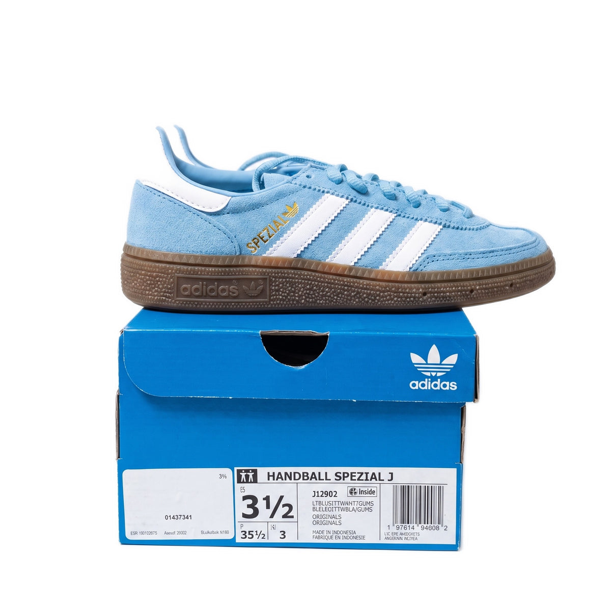 Side profile of one shoe resting on top of its blue shoe box showing the size label.