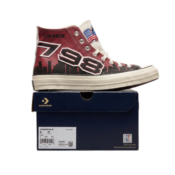 Side profile of the left shoe with '798' graphic, sitting on top of the box.